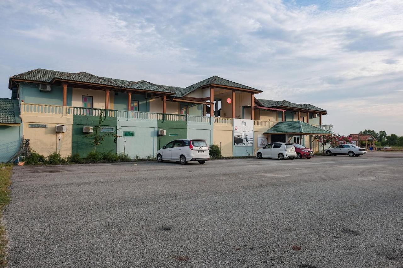 OYO 90015 Indah Chalet Kuala Rompin Bagian luar foto